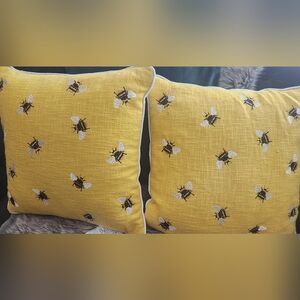 NWOT Pair of 2 Yellow Throw Pillows With Embroidered Bees